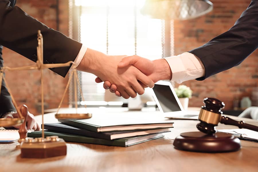 ¿Puede un abogado llegar a un acuerdo sin consentimiento?