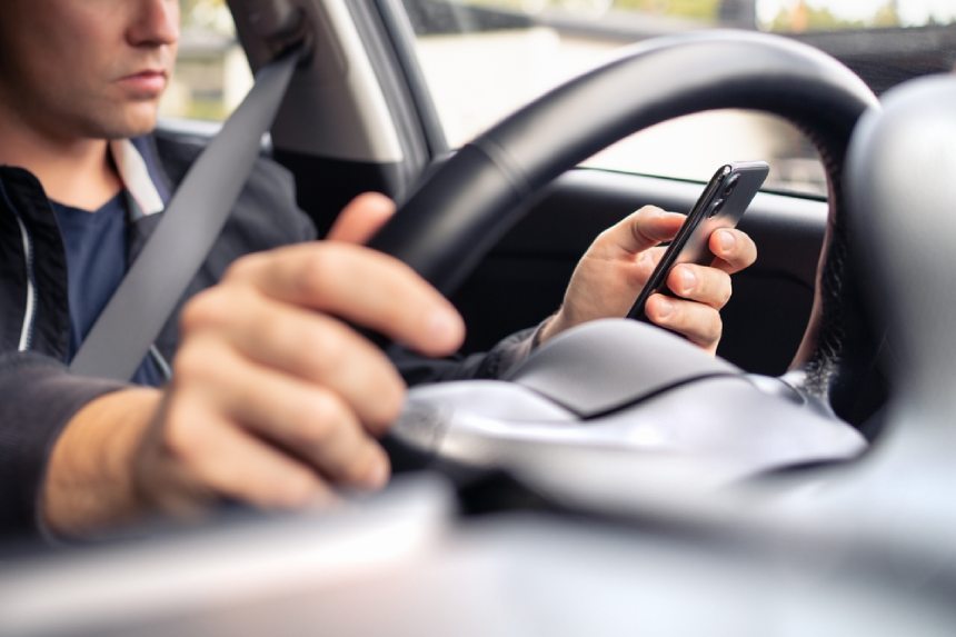 Un joven que enviaba mensajes de texto y conducía su coche distrajo a un conductor de coche compartido