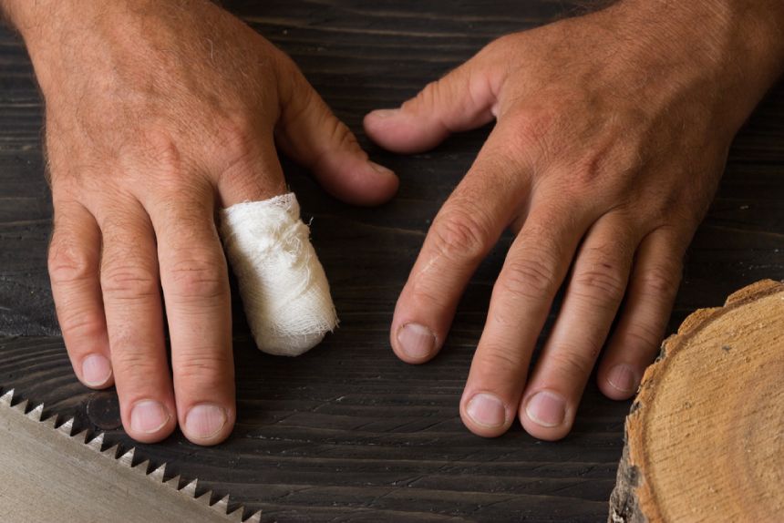 Primer plano de manos masculinas dedo índice derecho vendado pérdida de extremidad