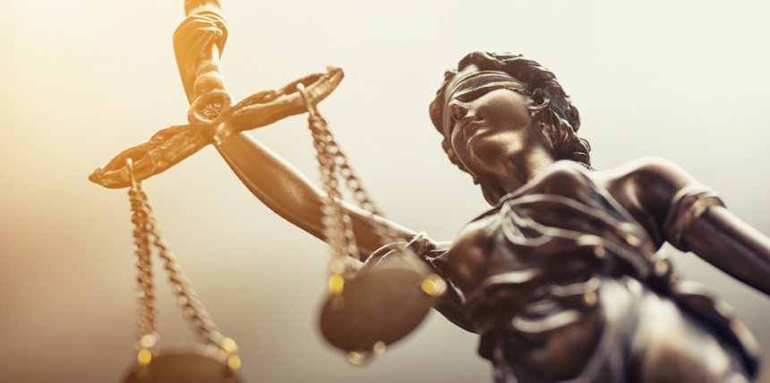 Primer plano de estatua de la justicia escala concepto jurídico para abogado de agresión sexual