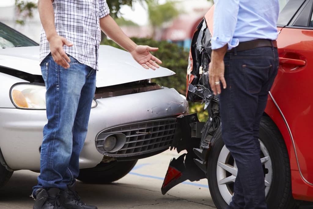 Dos conductores discutiendo sobre la culpa después de un accidente de coche en CA