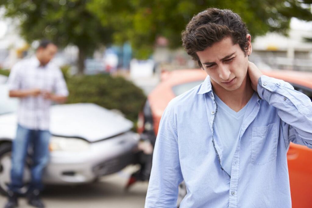 Un joven se frota el cuello tras un accidente de coche en Los Ángeles