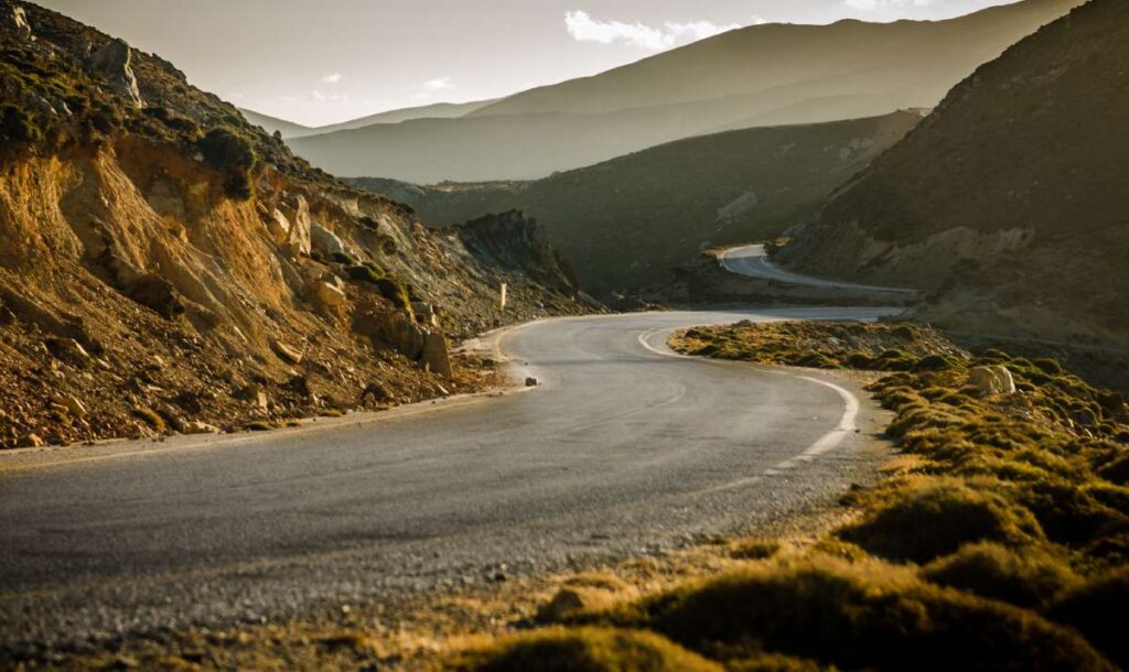 Imagen de peligrosas carreteras sinuosas expuestas al atardecer