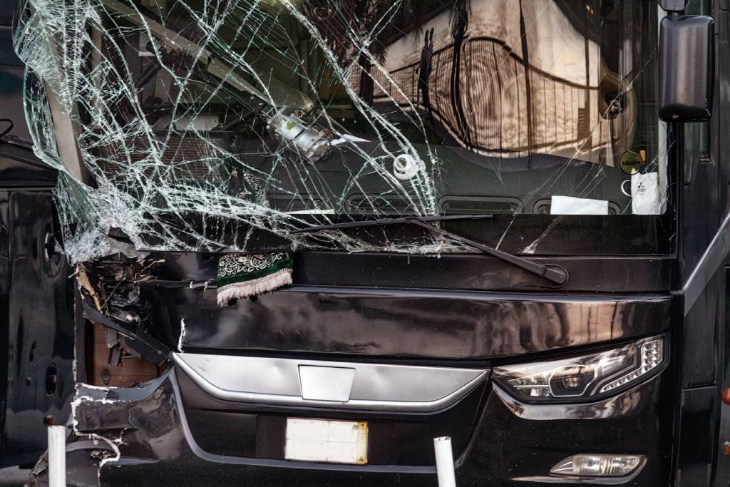 Un autobús con la parte delantera destrozada tras un accidente.