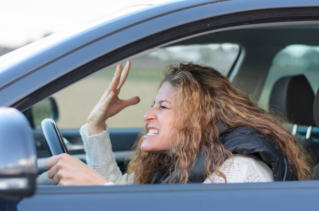 Una mujer enfadada haciendo gestos a otro coche.